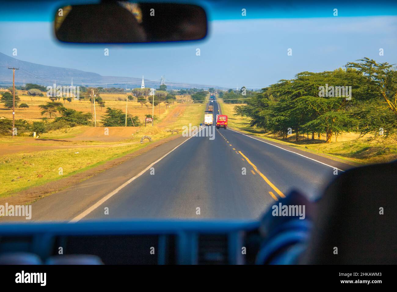 Vista del conducente sulla situazione del traffico sull'autostrada del Kenya attraverso la Great Rift Valley ad ovest di Nairobi, Kenya Foto Stock