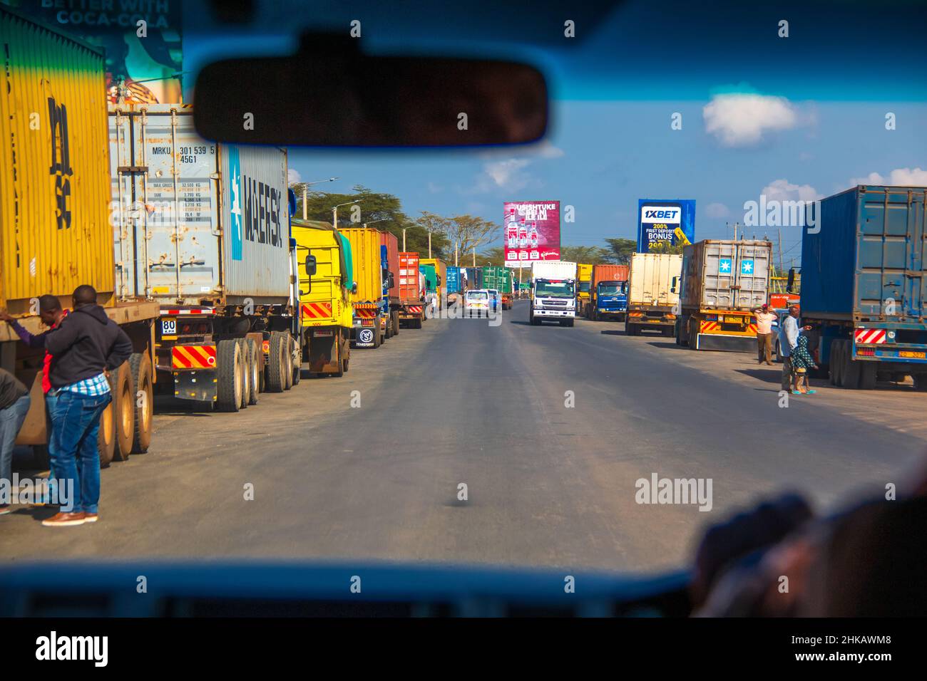 La vista del conducente sui camionisti fa una pausa in un'area di riposo vicino a un villaggio su un'autostrada keniana attraverso la Great Rift Valley ad ovest di Nairobi Foto Stock