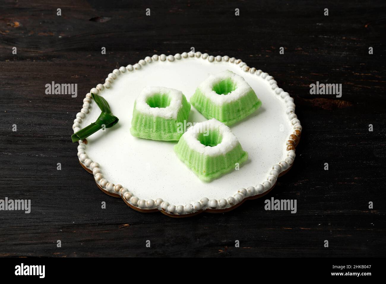 KUE Putu Ayu, tradizionale pastore Jajan indonesiano a base di farina al vapore e cocco grattugiato. Di solito sono di colore verde Foto Stock