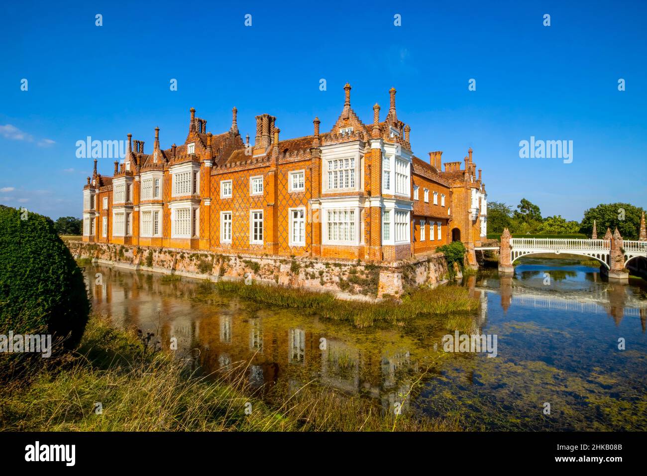 Categoria i, Helmingham Hall and Gardens, vicino a Stowmarket, Suffolk, Inghilterra, Regno Unito circondato da un fossato, giardini e 400 ettari di parco cervi. Foto Stock