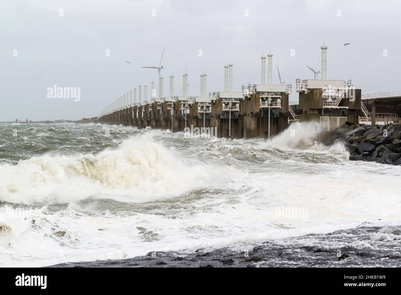 Una sezione di barriera chiusa dell'Oosterscheldekering (barriera di picco della tempesta di Scheldt orientale) durante la tempesta Corrie il 31 2022 gennaio. Zeeland, Paesi Bassi Foto Stock
