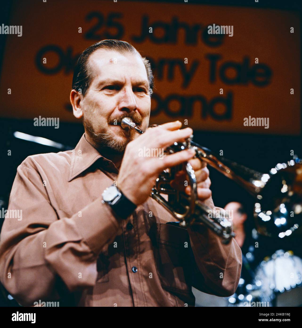 Konzert der Old Merry tale Jazzband zu ihrem 25 jährigem Bestehen im CCH in Hamburg mit dem britischen Jazztrompeter Ken Colyer, 1981. Il trombettista jazz britannico Ken Colyer ha suonato in un concerto ad Amburgo in occasione del 25th° anniversario dell'Old Merry tale Jazzband, 1981., Foto Stock