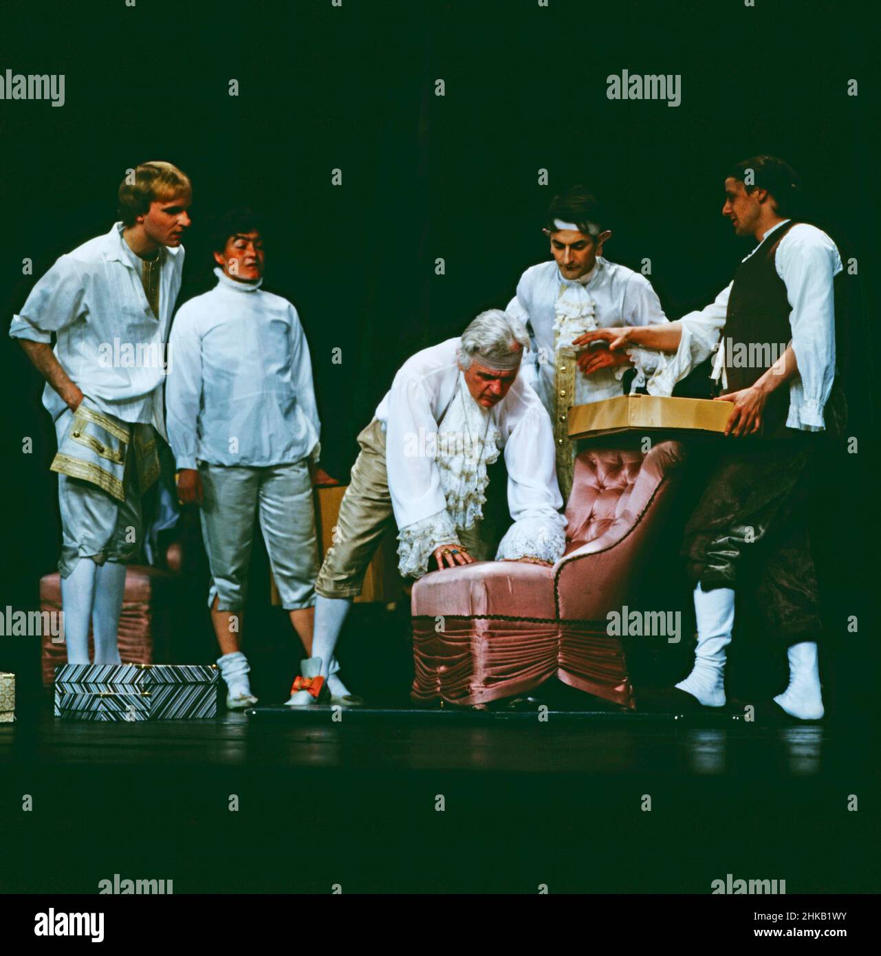 Der Groß-Coptha, Lustspiel von Johann Wolfgang von Goethe, Deutsches Schauspielhaus in Hamburg, Inszenierung von Augusto Fernandes, 1983, Szene mit Adolph Spalinger, Mitte. Der Gross-Coptha, Commedia di Goethe, regia di Augusto Fernandes, Deutsches Schauspielhaus ad Amburgo, 1983, scena con Adolph Spalinger, centro. Foto Stock