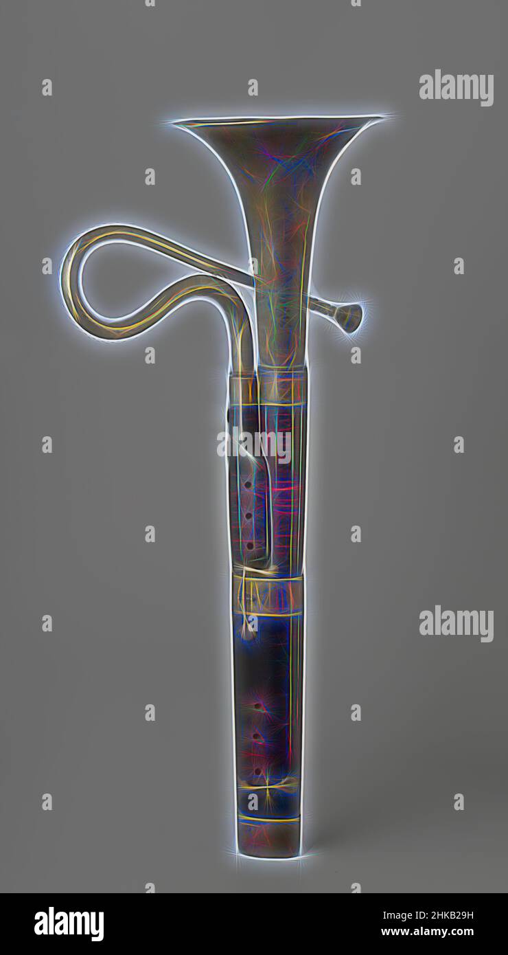Ispirato al boccaglio russo del fagotto, boccaglio in rame del corno del basso., produttore di strumenti musicali: Hanken, Rotterdam, 1850 - 1950, rame (metallo), altezza 46,5 cm x larghezza 23,0 cm x profondità 4,5 cm, reinventato da Artotop. L'arte classica reinventata con un tocco moderno. Design di calda e allegra luminosità e di raggi di luce. La fotografia si ispira al surrealismo e al futurismo, abbracciando l'energia dinamica della tecnologia moderna, del movimento, della velocità e rivoluzionando la cultura Foto Stock