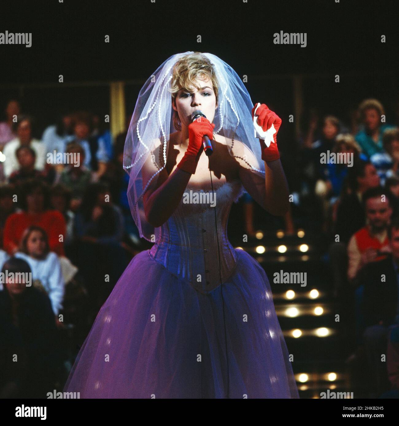 Franziska Menke, alias FRL Menke, singt im Brautkleid ihren Song 'Traumboy' in der ZDF Hitparade am 8. Novembre 1982, Germania 1982. Foto Stock