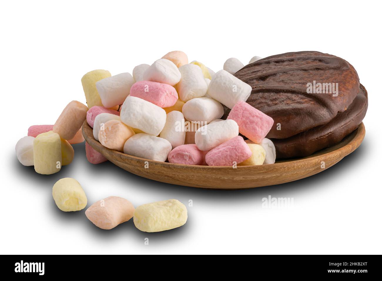 Torta di cioccolato e mucchio di marshmallow multicolore in piatto di legno su sfondo bianco con percorso di taglio. Foto Stock