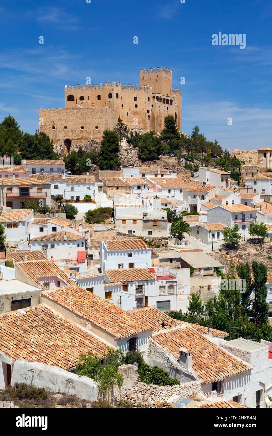 Velez-Blanco, provincia di Almeria, Andalusia, Spagna meridionale. 16th secolo Castillo de los Farjado, Castello del Farjado, visto in tutta la città. Foto Stock