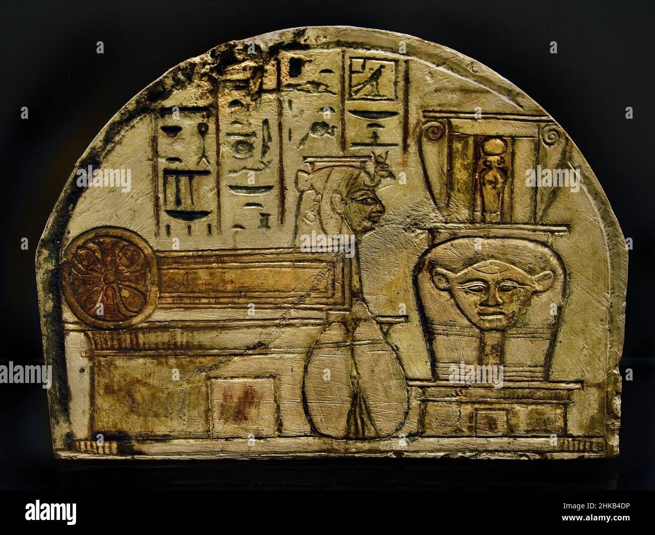 Stela con una dedica alla dea Hathor e simboli hatorici, pietra / calcare, 19 x 25 x 6 cm, 1292–1190 B, diciannovesimo, 19th,Dinastia, nuovo regno, Deir el-Medina, Egitto (Museo Egizio di Torino Italia) Foto Stock