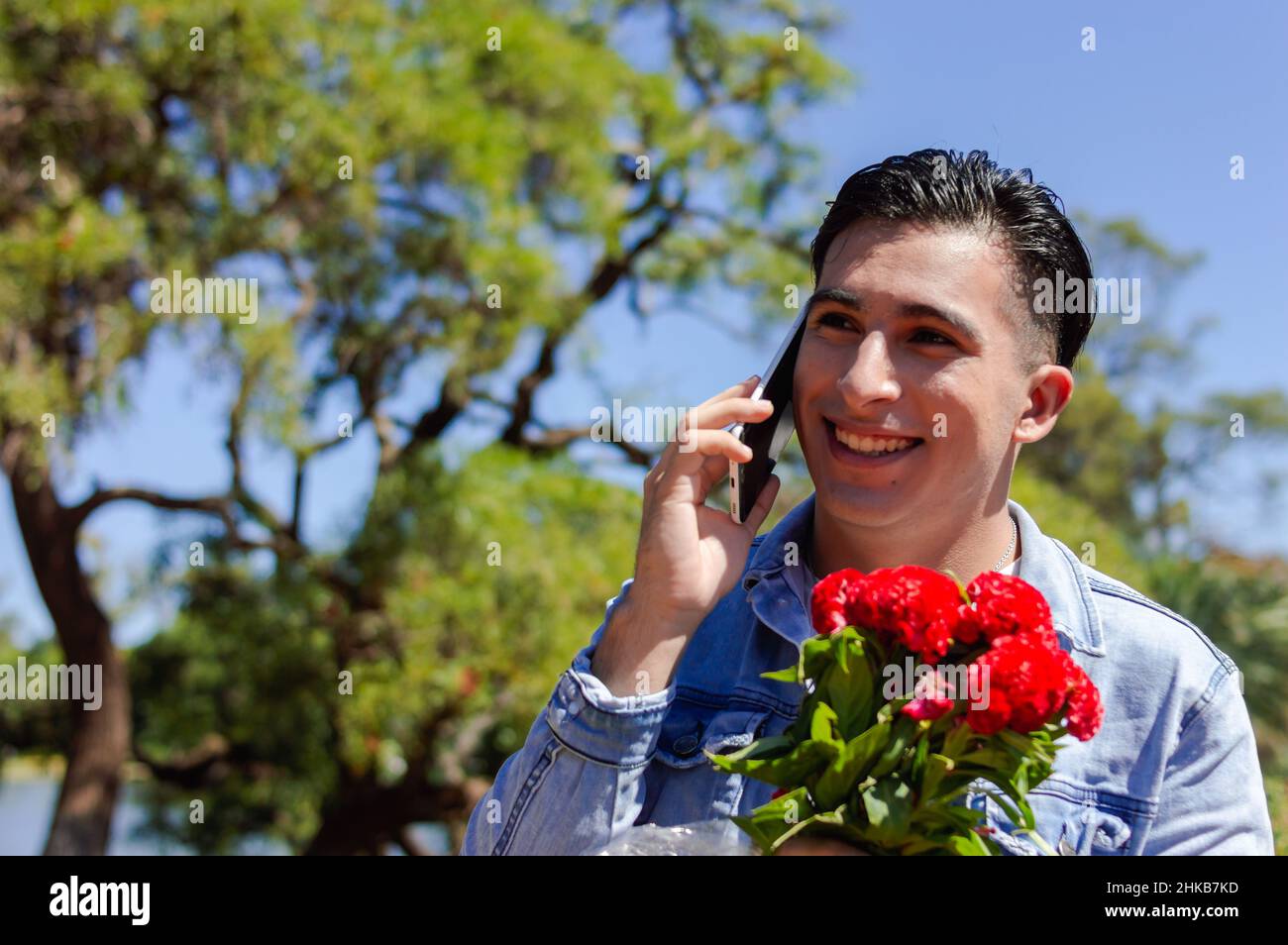 giovane latino ispanico uomo caucasico con comunicazione telefonica illimitata per san valentino. immagine con spazio copia, concetto di san valentino. Foto Stock