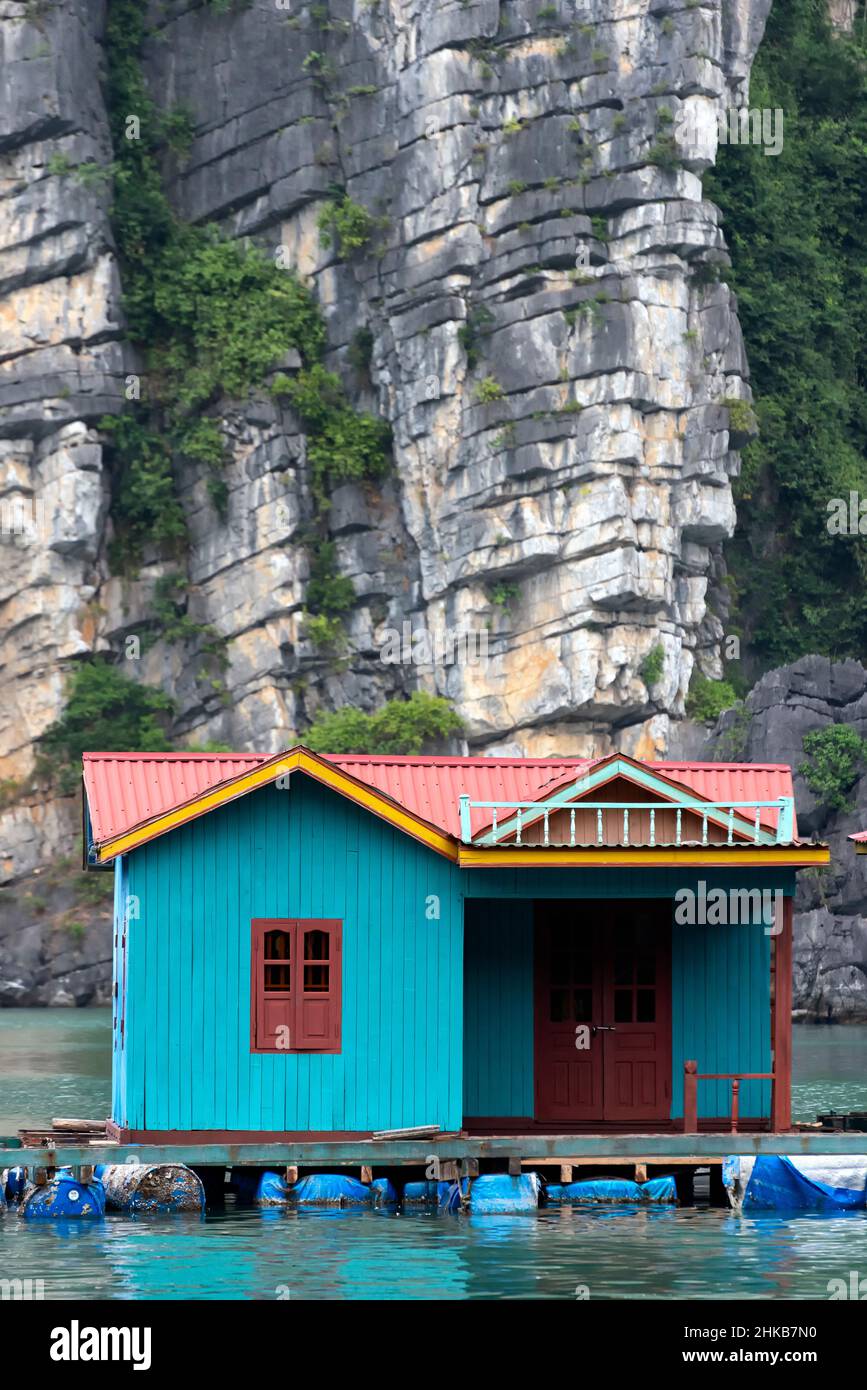 Casa galleggiante in ha Long Bay Foto Stock
