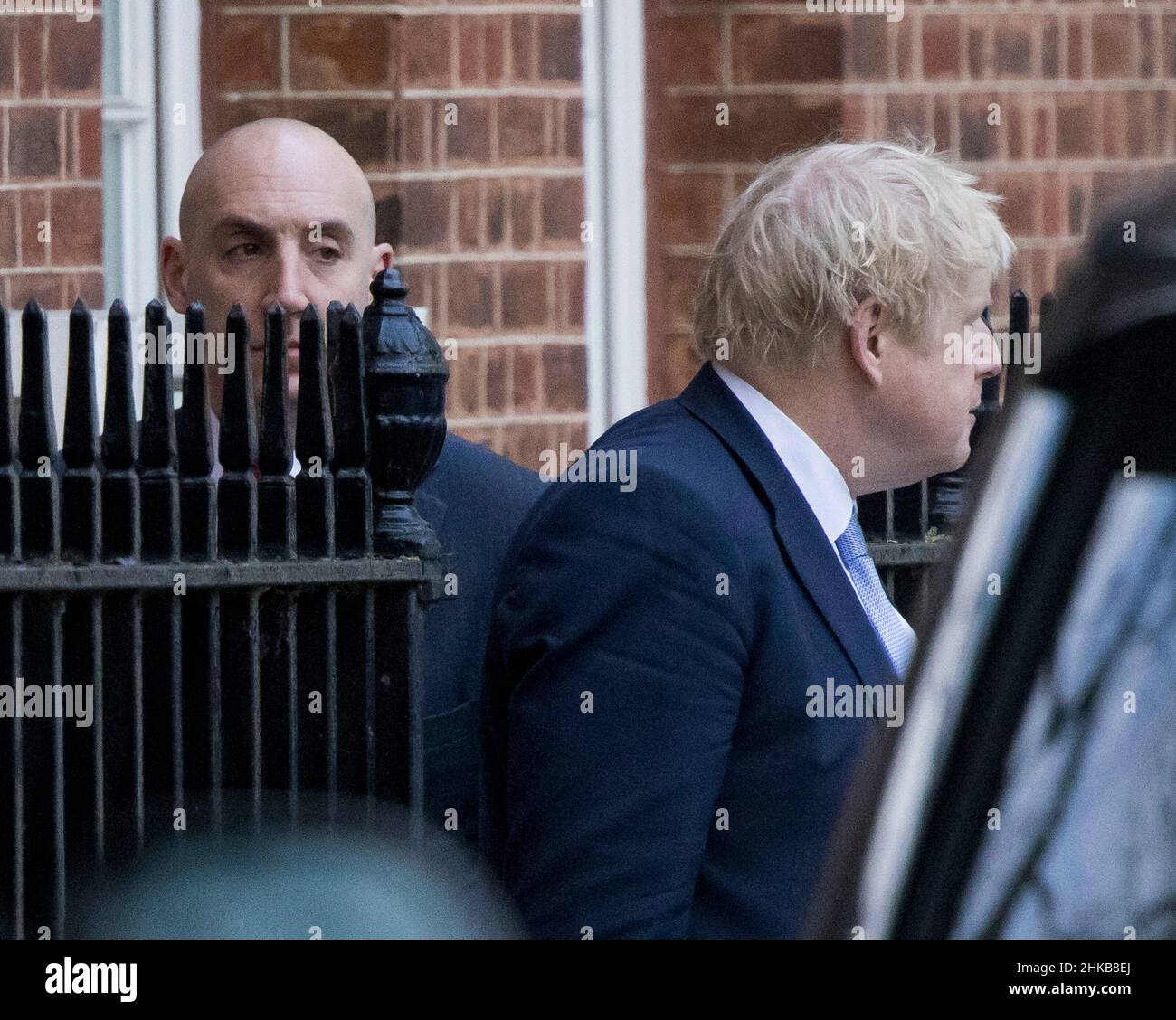 Londra, Regno Unito. 03rd Feb 2022. DAN ROSENFIELD (L) 10 capo di stato maggiore, e British PM BORIS JOHNSON (R) lasciano Downing Street. PM Boris Johnson è stato accusato di una serie di violazioni delle regole di blocco, con alcuni parlamentari che chiedono le sue dimissioni. Photo credit: Ben Cawthra/Sipa USA **NO UK SALES** Credit: Sipa USA/Alamy Live News Foto Stock