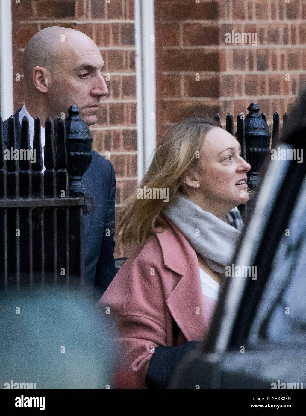 Londra, Regno Unito. 03rd Feb 2022. DAN ROSENFIELD (L) 10 capo dello staff, e SHELLEY WILLIAMS-WALKER (R) Capo delle operazioni per il primo Ministro, lasciano Downing Street. PM Boris Johnson è stato accusato di una serie di violazioni delle regole di blocco, con alcuni parlamentari che chiedono le sue dimissioni. Photo credit: Ben Cawthra/Sipa USA **NO UK SALES** Credit: Sipa USA/Alamy Live News Foto Stock