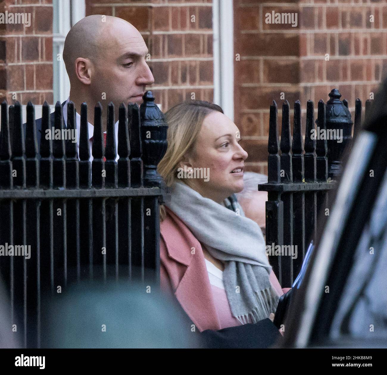 Londra, Regno Unito. 03rd Feb 2022. DAN ROSENFIELD (L) 10 capo dello staff, e SHELLEY WILLIAMS-WALKER (R) Capo delle operazioni per il primo Ministro, lasciano Downing Street. PM Boris Johnson è stato accusato di una serie di violazioni delle regole di blocco, con alcuni parlamentari che chiedono le sue dimissioni. Photo credit: Ben Cawthra/Sipa USA **NO UK SALES** Credit: Sipa USA/Alamy Live News Foto Stock
