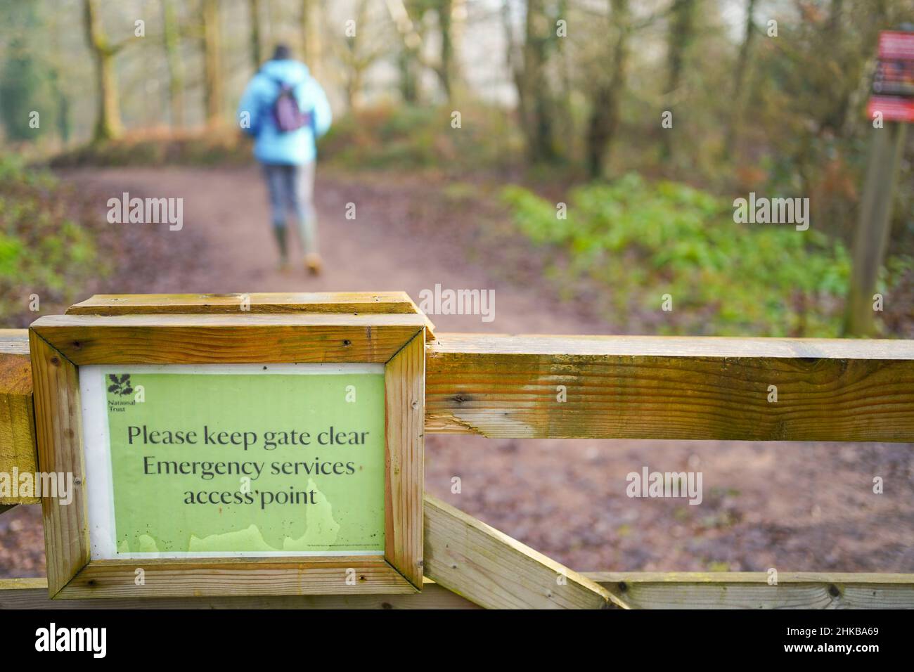 Cartello in legno del National Trust UK che ricorda a escursionisti e a bastoni 'si prega di tenere cancello chiaro, servizi di emergenza - punto di accesso'. Foto Stock