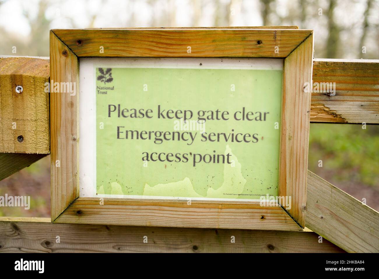 Gentile, pedalò campagna avviso per escursionisti e bastioni dicendo "si prega di tenere cancello chiaro, servizi di emergenza - punto di accesso" (National Trust). Foto Stock