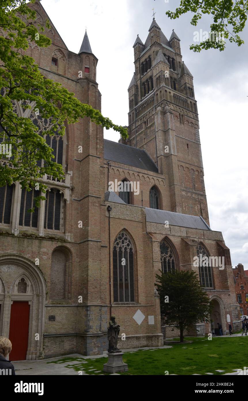 Questa è la Cattedrale di San Salvatore a Bruges, in Belgio. Costruito in stile gotico, è una delle numerose attrazioni che attirano turisti tutto l'anno. Foto Stock