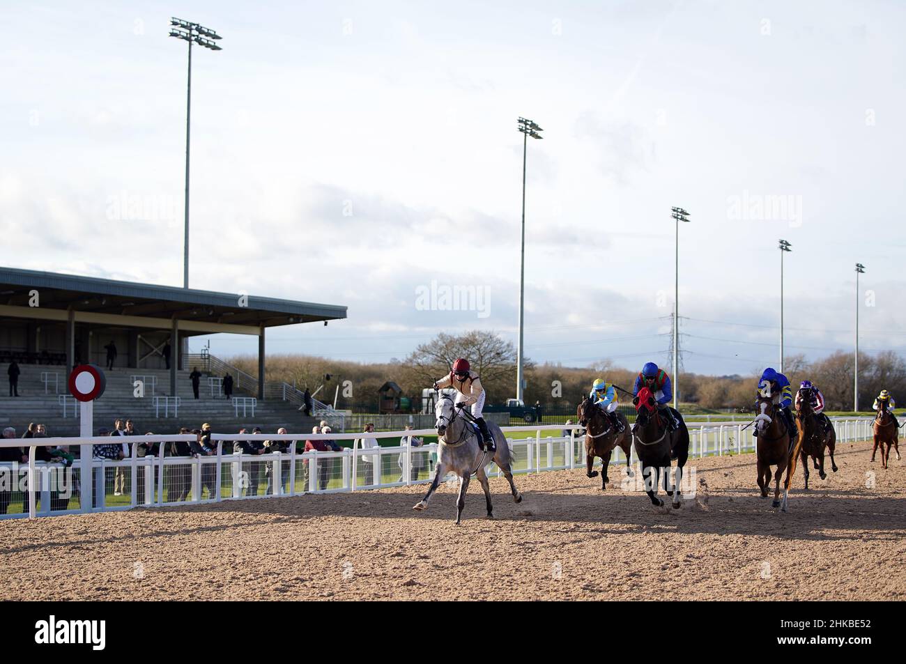 Twentysharesofgrey guidato da jockey Laura Pearson vince la Read Katie Walsh su Betway Insider handicap a Southwell Racecourse. Data immagine: Giovedì 3 febbraio 2022. Foto Stock