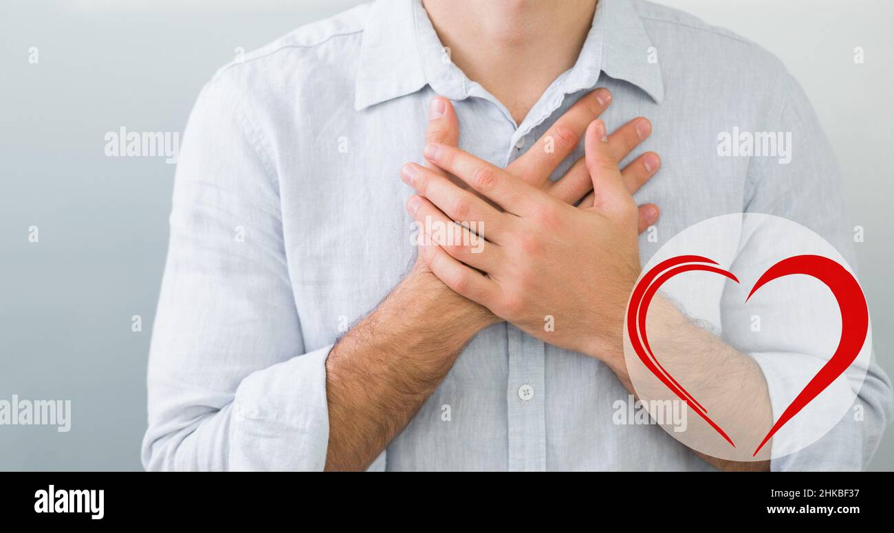 Sezione centrale del giovane caucasico con mani sul petto che soffrono di dolore cardiaco Foto Stock