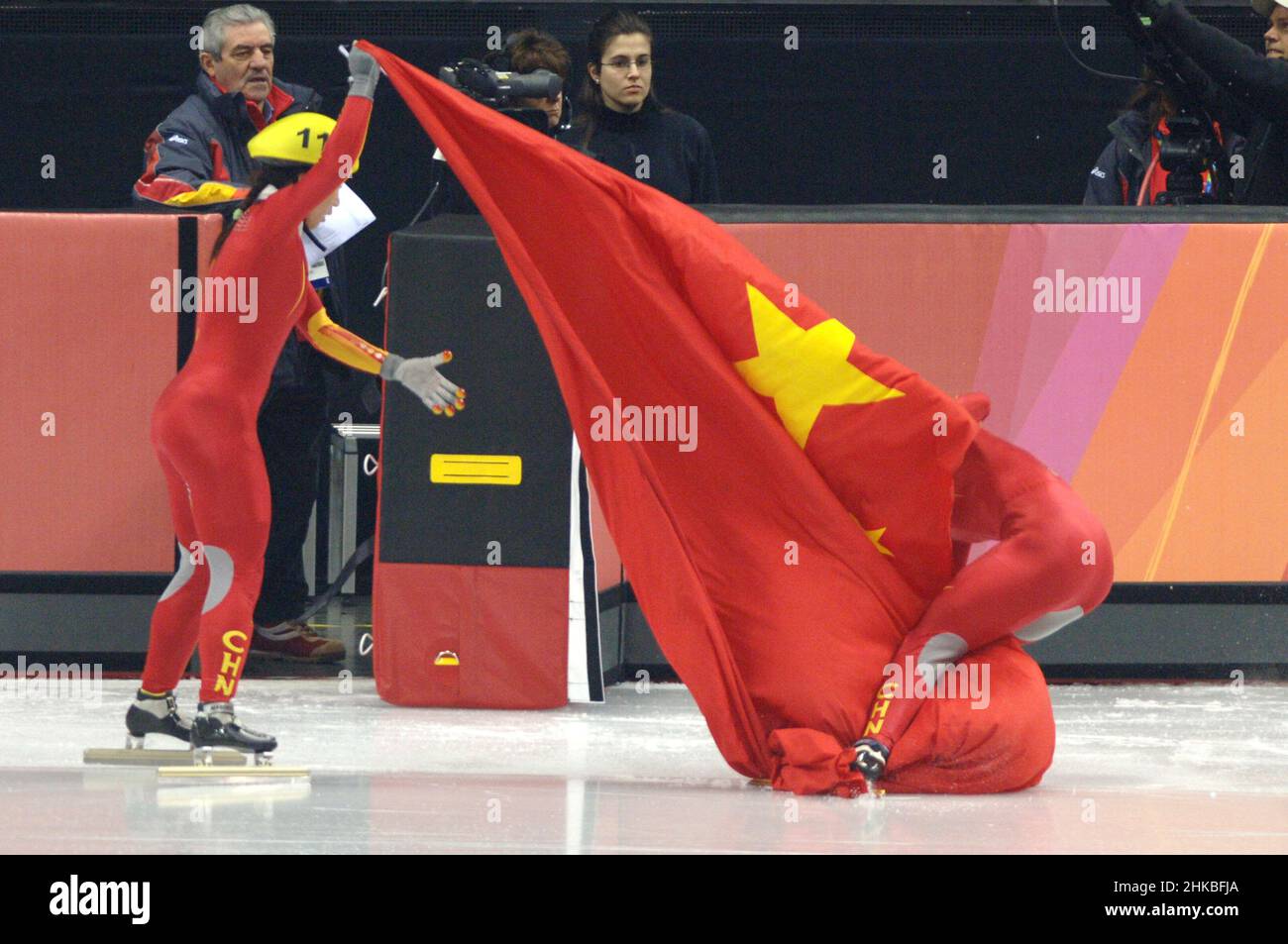 Torino Italia 2006-02-15: Torino 2006 Giochi Olimpici invernali, finali brevi 500 mt. Femmina : Wang Meng (CHN), primo classificato, pattinatore della nazionale cinese di Short Track, durante la gara Foto Stock