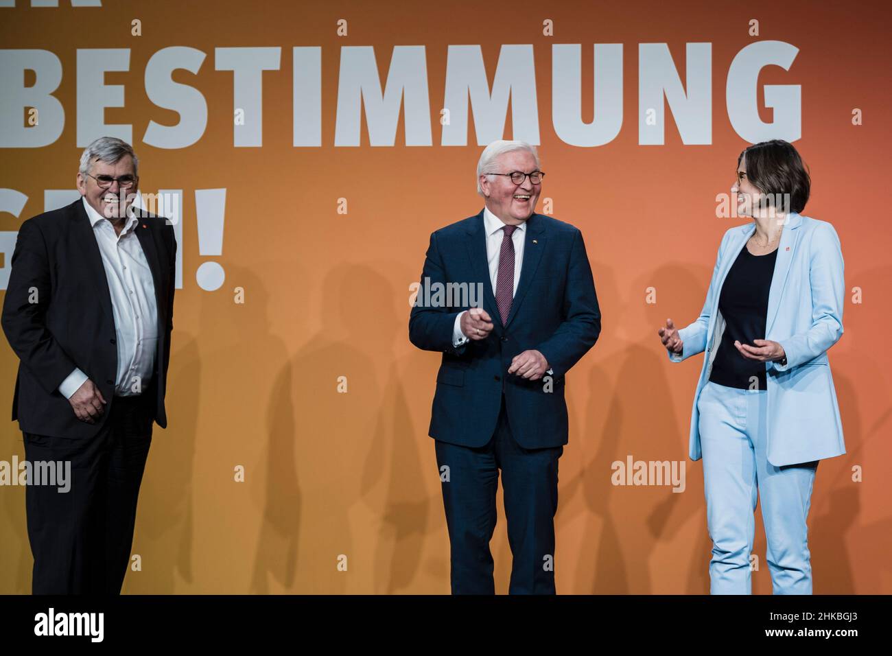 Berlino, Germania. 03rd Feb 2022. Foto di gruppo: L.t.r. Joerg Hofmann (presidente di IG Metall Union), Frank-Walter Steinmeier (Presidente della Germania, Capo di Stato) e Christiane Benner (Vice presidente di IG Metall Union) (Foto di Ralph Pache/PRESSCOV/Sipa USA) Credit: Sipa USA/Alamy Live News Foto Stock