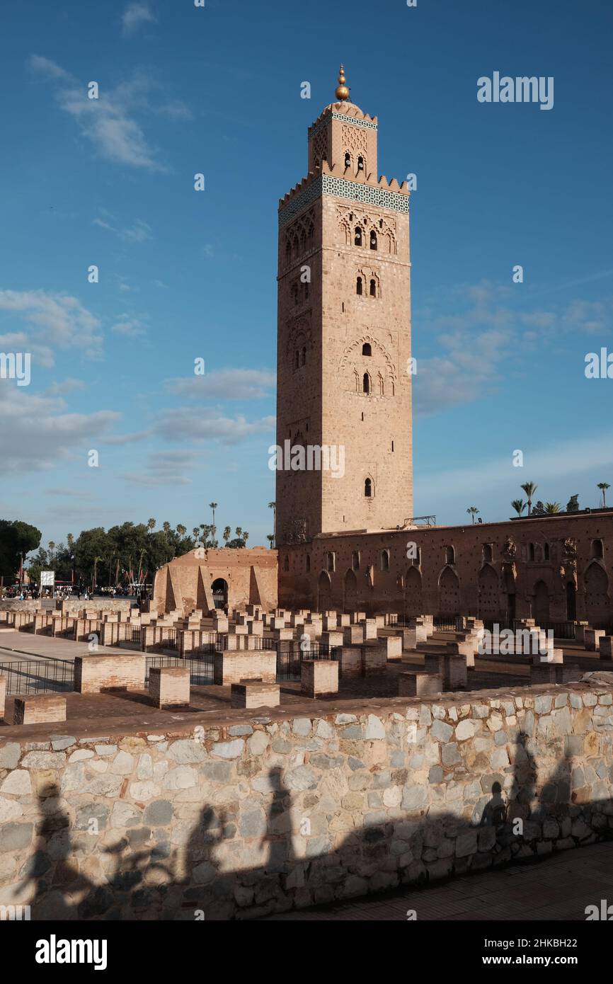 Ombre di persone alla Moschea di Koutoubia, Marrakech, Marocco Foto Stock