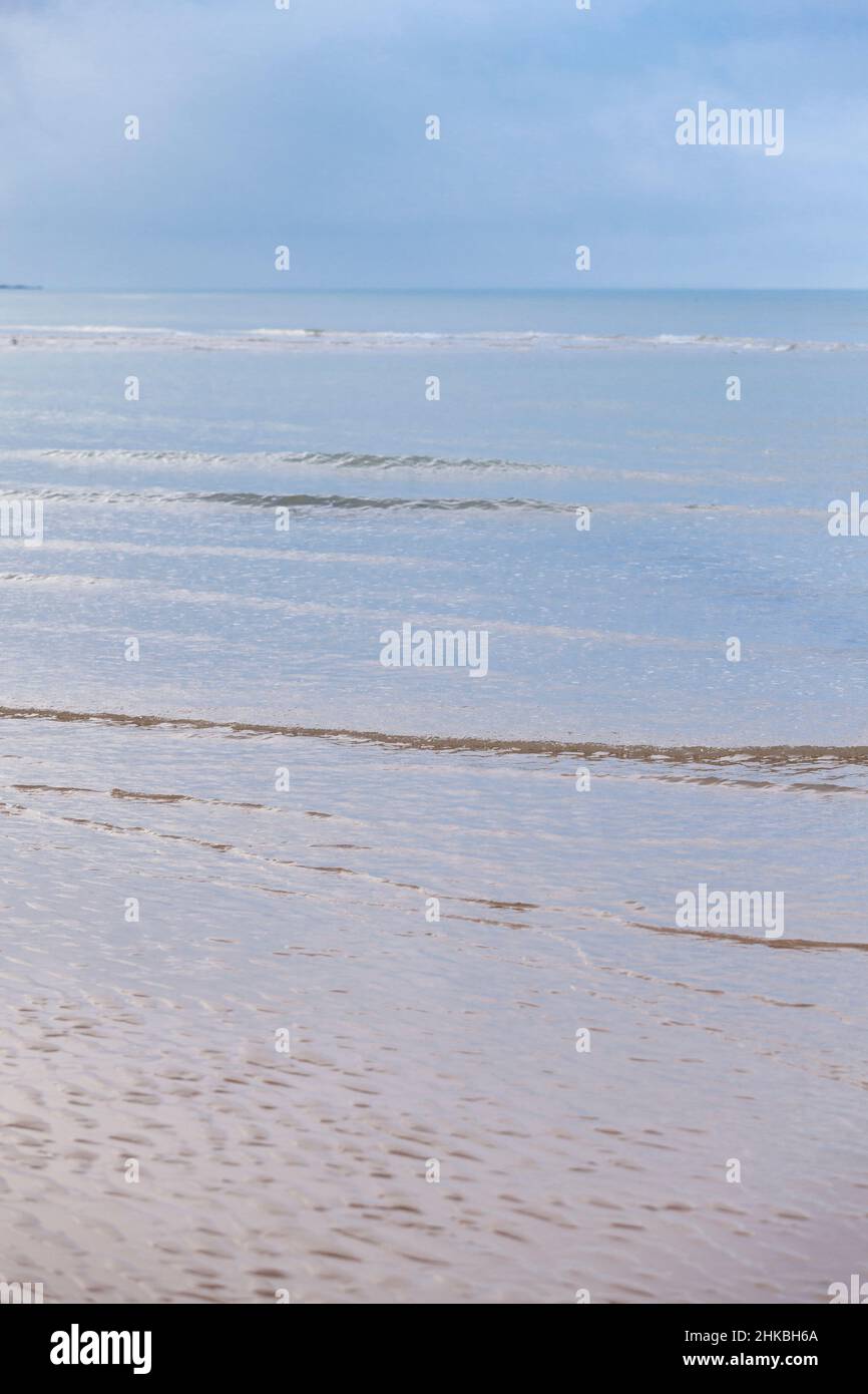 Spiaggia astratta e cielo sovrastato dal mare, verticale, arte, Calvados, Normandia, Francia Foto Stock