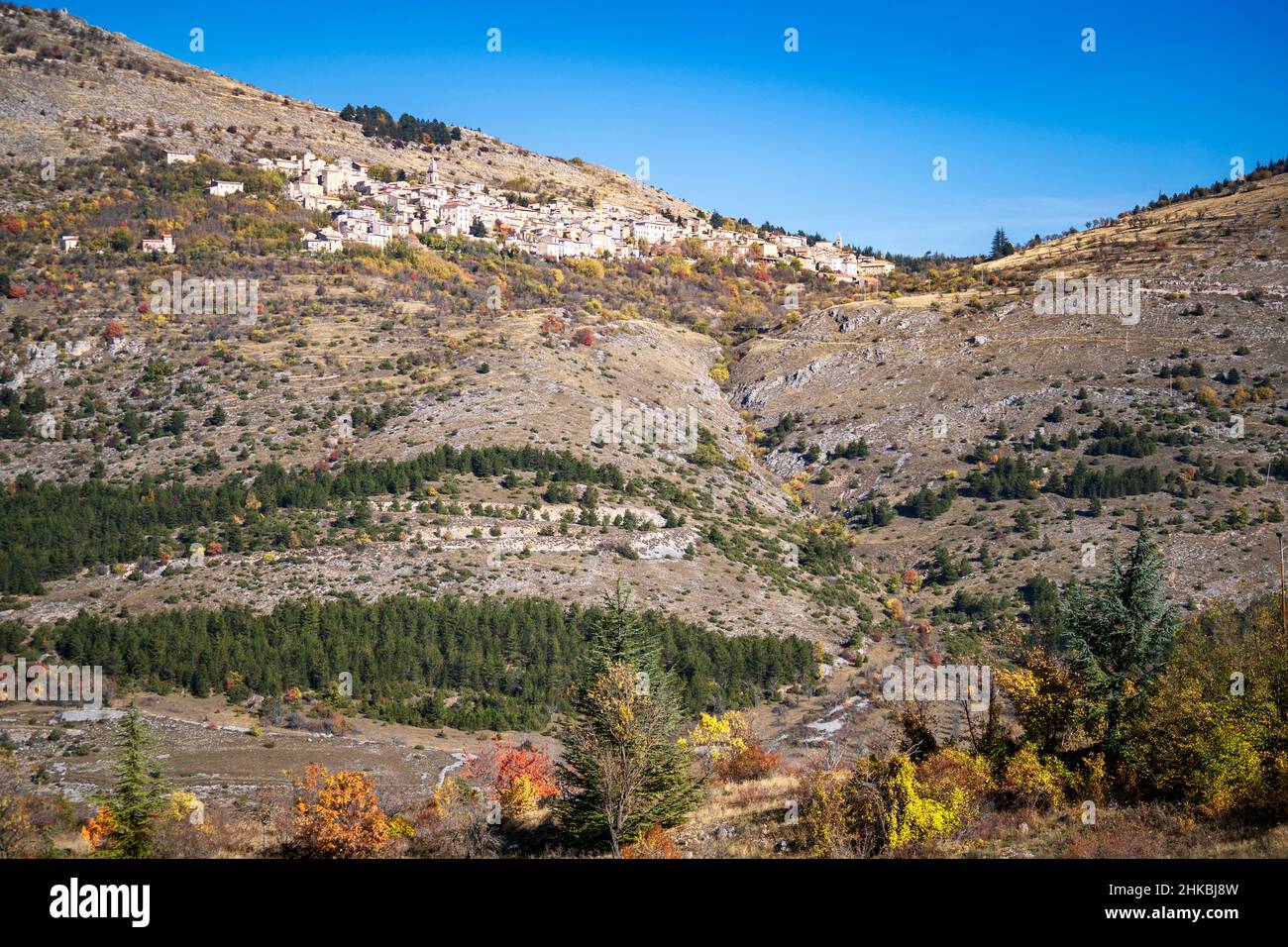 Veduta di Calascio da Castelvecchio Calvisio, Abruzzo, Italia, Europa Foto Stock