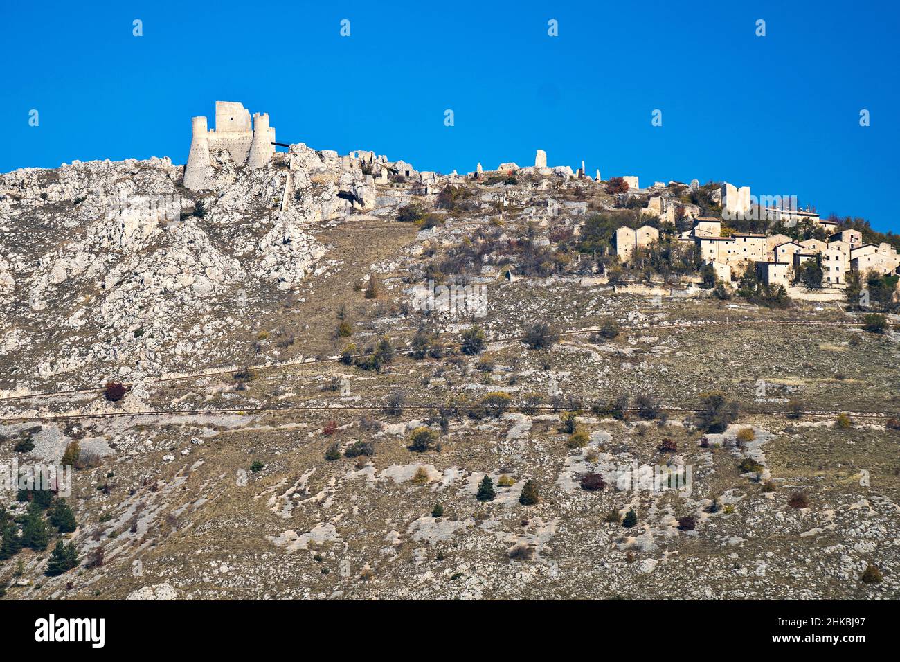 Veduta di Calascio e della Fortezza da Castelvecchio Calvisio, Abruzzo, Italia, Europa Foto Stock