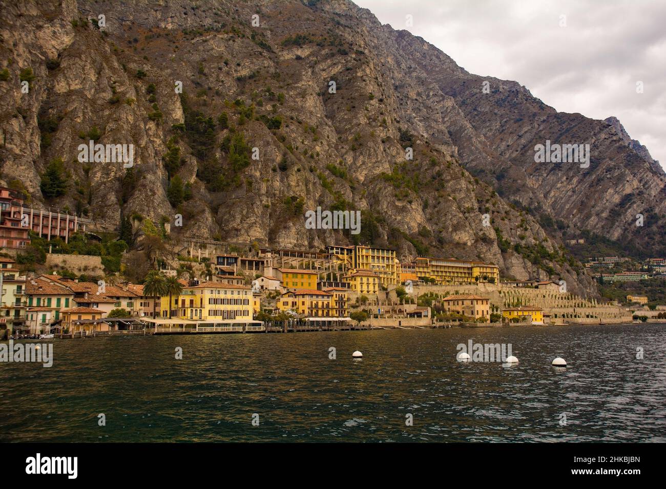 Il comune di Limone sul Garda, a nord est d'Italia, sulle rive del Lago di Garda, in Lombardia Foto Stock