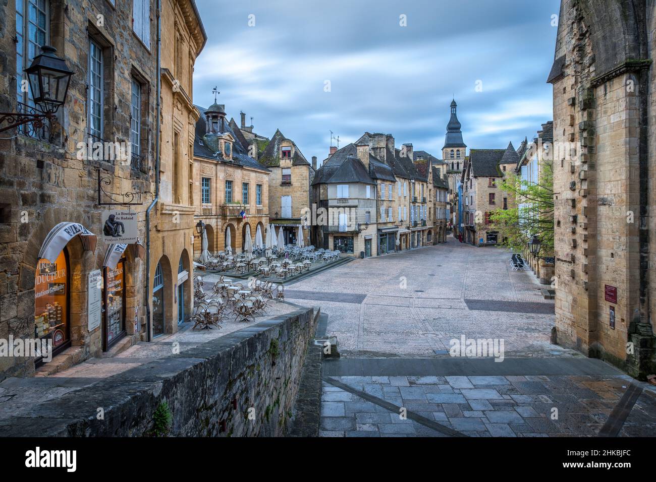 Sarlat piazza principale senza gente con negozi illuminati e la cattedrale di Sarlat all'alba Sarlat Dordogna Francia Foto Stock