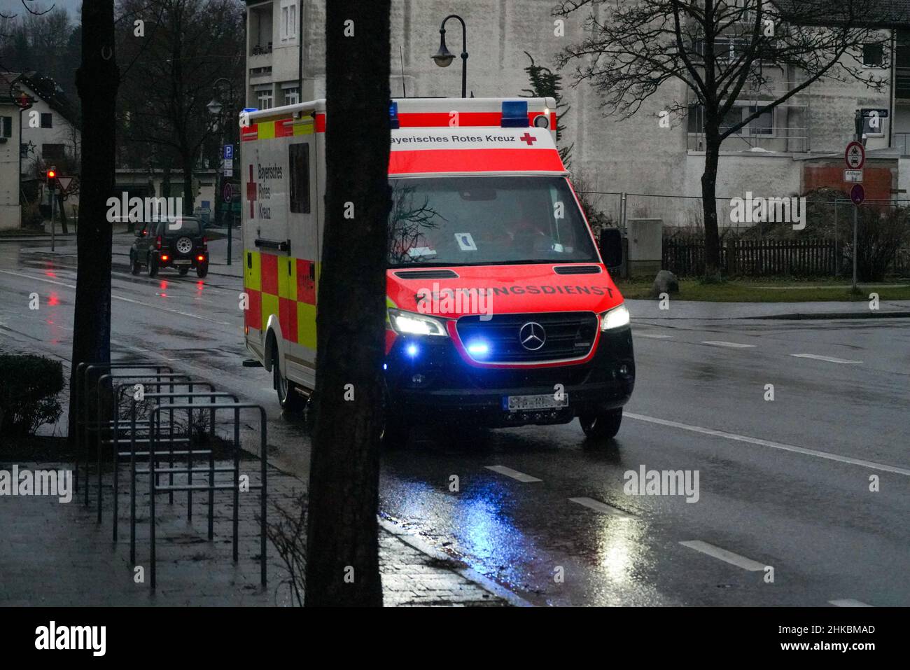 Ambulanza della Croce Rossa tedesca in missione nelle prime ore serali. Foto Stock