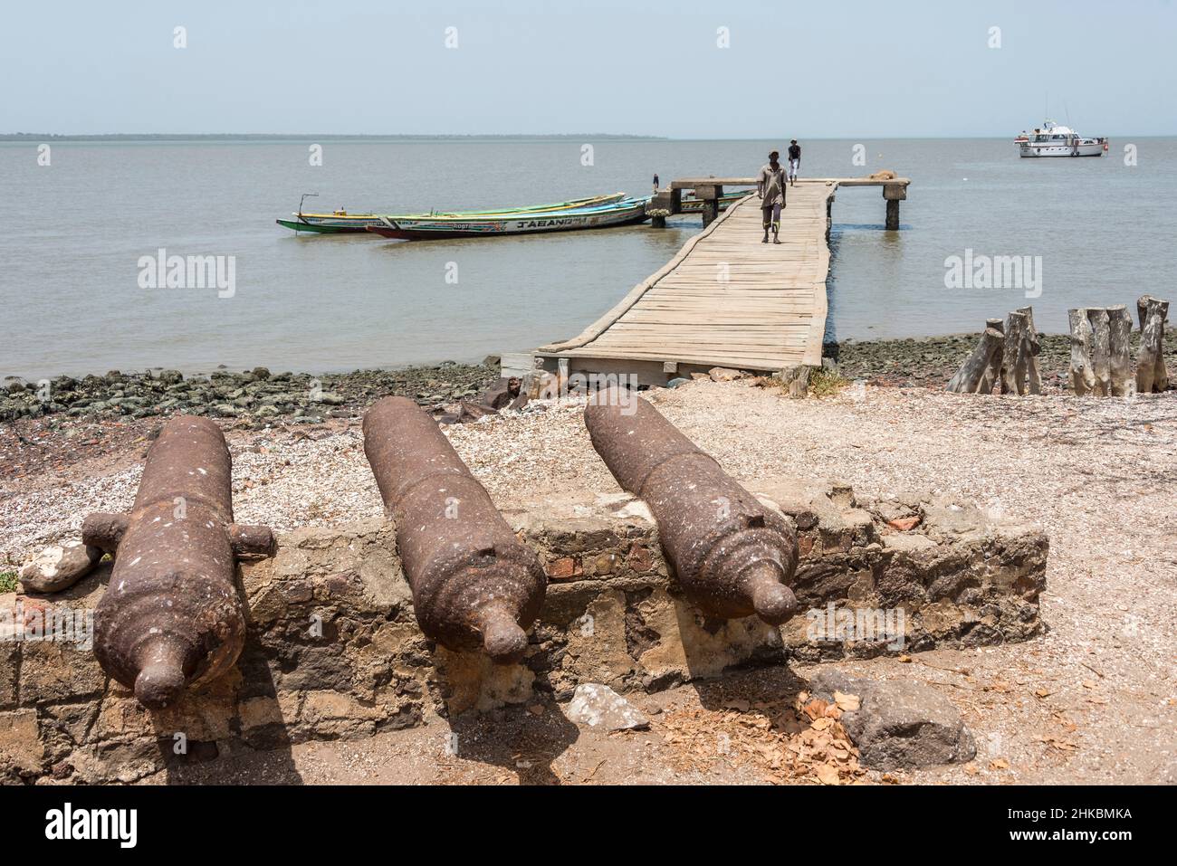 Vecchi cannoni e molo sull'isola di James nel fiume Gambia Foto Stock