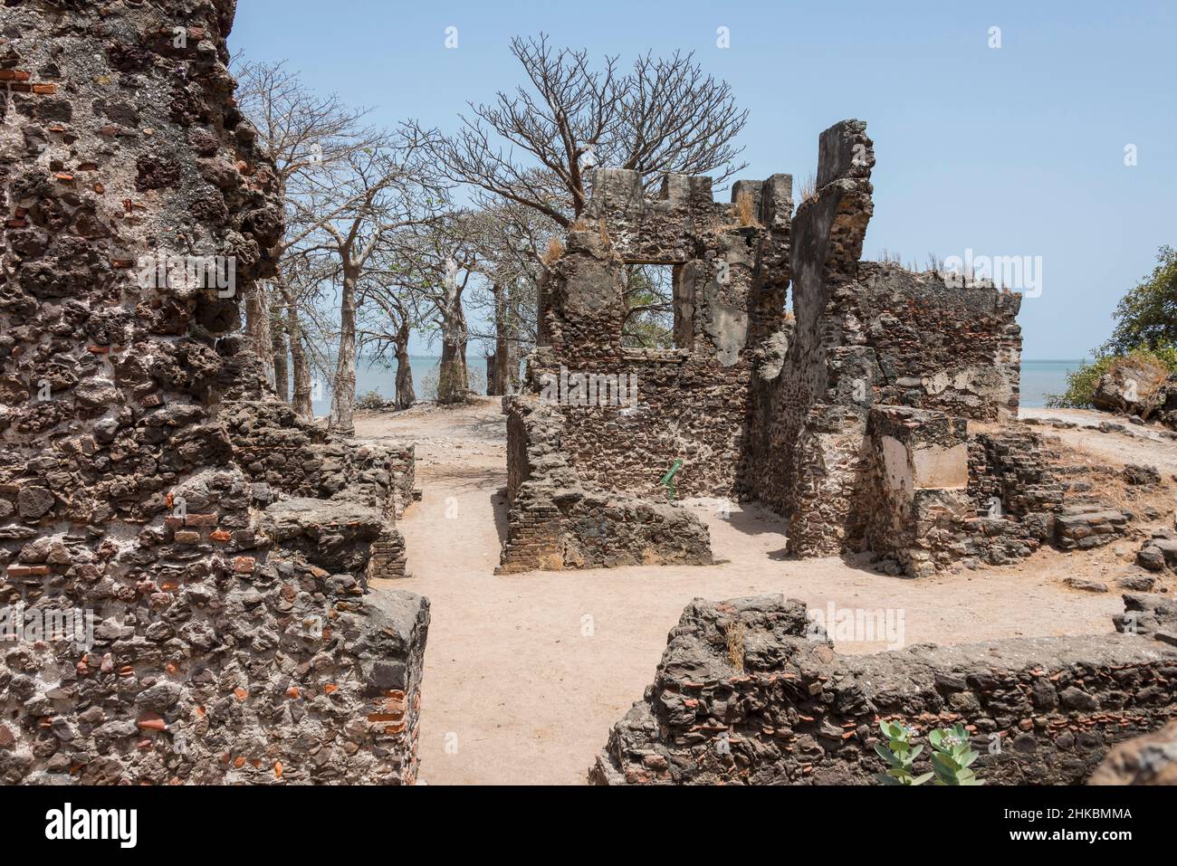 Rovine dell'antico forte sull'isola di James nel fiume Gambia Foto Stock