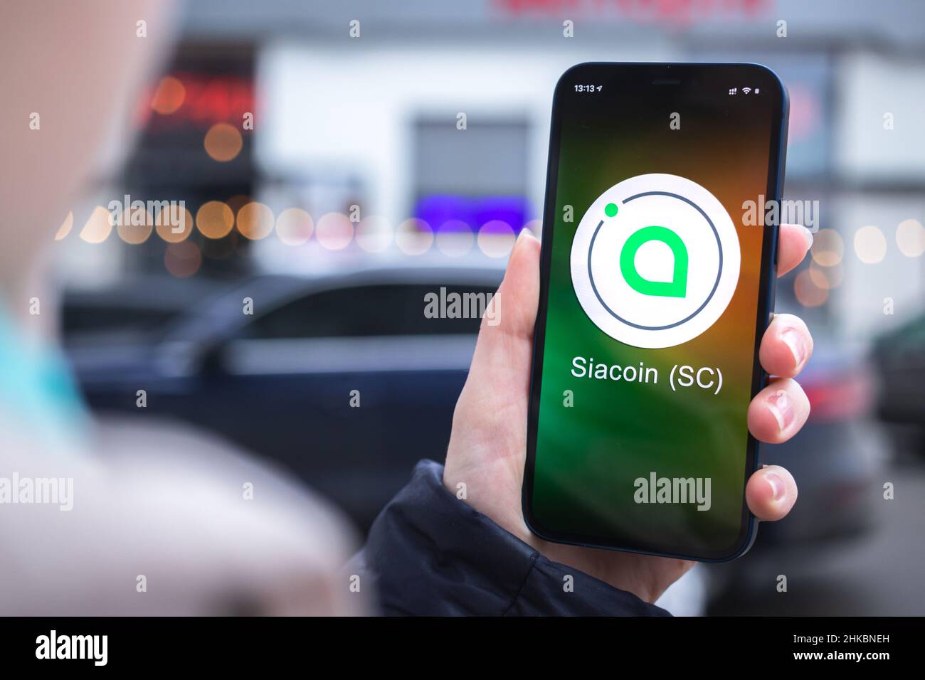 Kharkov, Ucraina - 2 febbraio 2022: Simbolo Siacoin SC. Commercio con criptovaluta, denaro digitale e virtuale, mobile banking. Mano con smartphone, sc Foto Stock