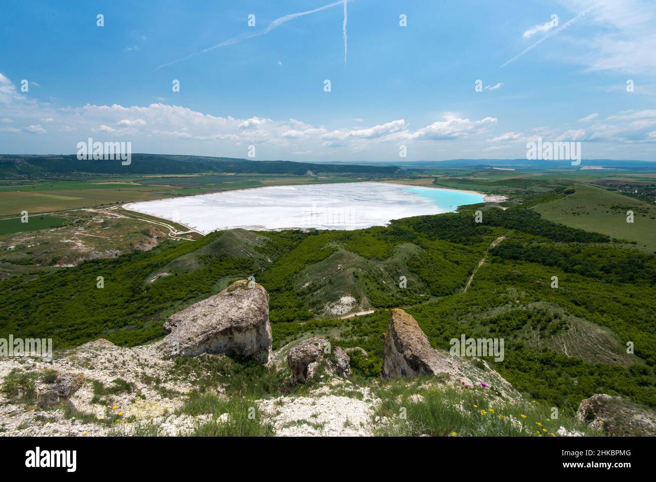 Lago dei fanghi chimici vicino ad una fabbrica chimica - un concetto per la protezione ambientale Foto Stock