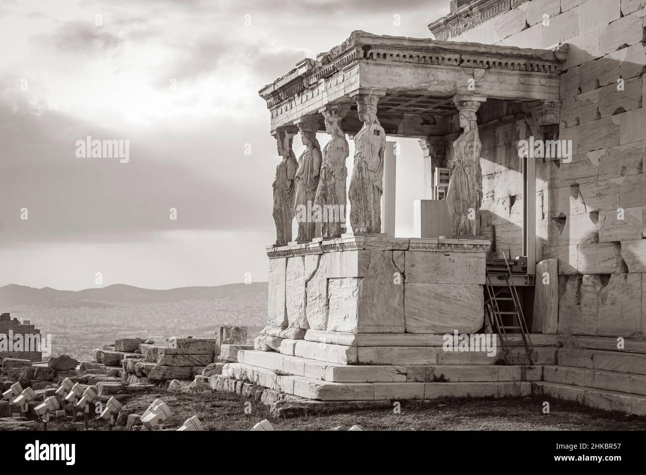 Foto in bianco e nero dei dettagli figure sculture colonne dell'Acropoli di Atene con incredibili e belle rovine Partenone e nuvola blu Foto Stock