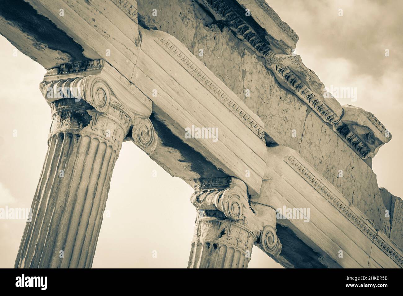 Foto in bianco e nero dei dettagli figure sculture colonne dell'Acropoli di Atene con incredibili e belle rovine Partenone e nuvola blu Foto Stock
