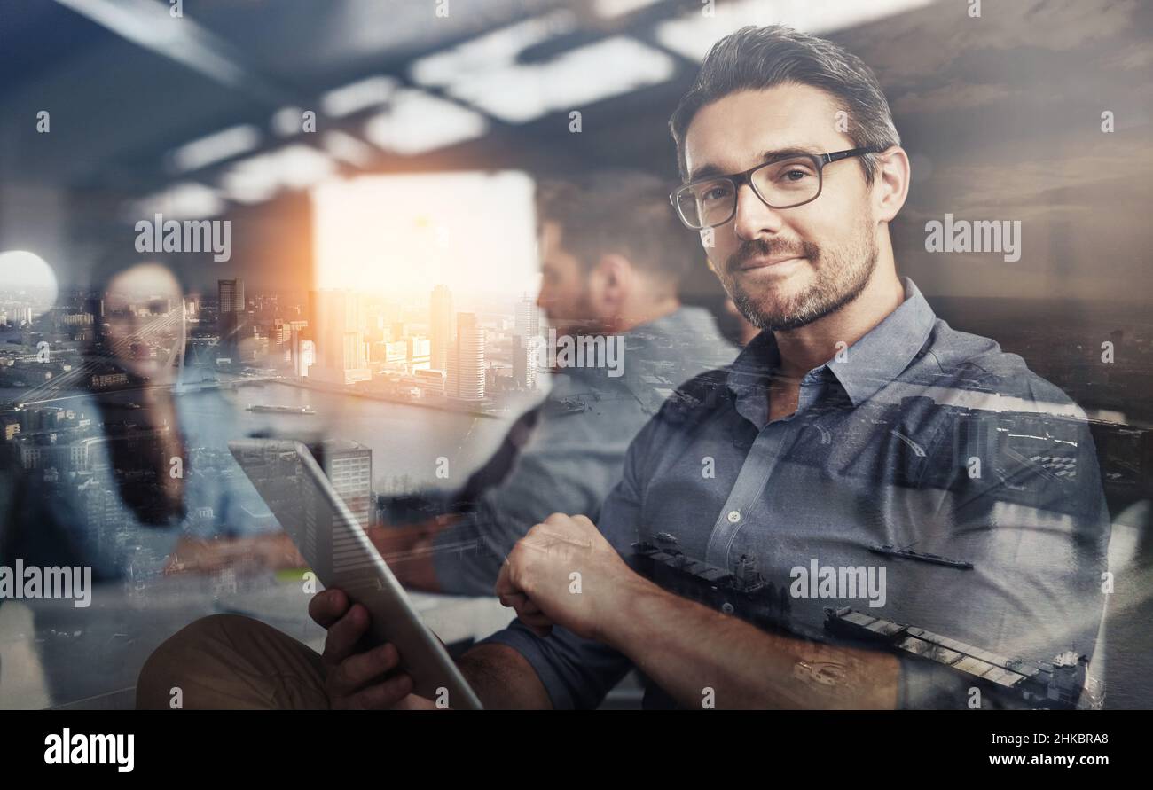Intagliare il proprio percorso di carriera. Esposizione multipla di uomini d'affari in un ufficio sovrapposto su un paesaggio urbano. Foto Stock