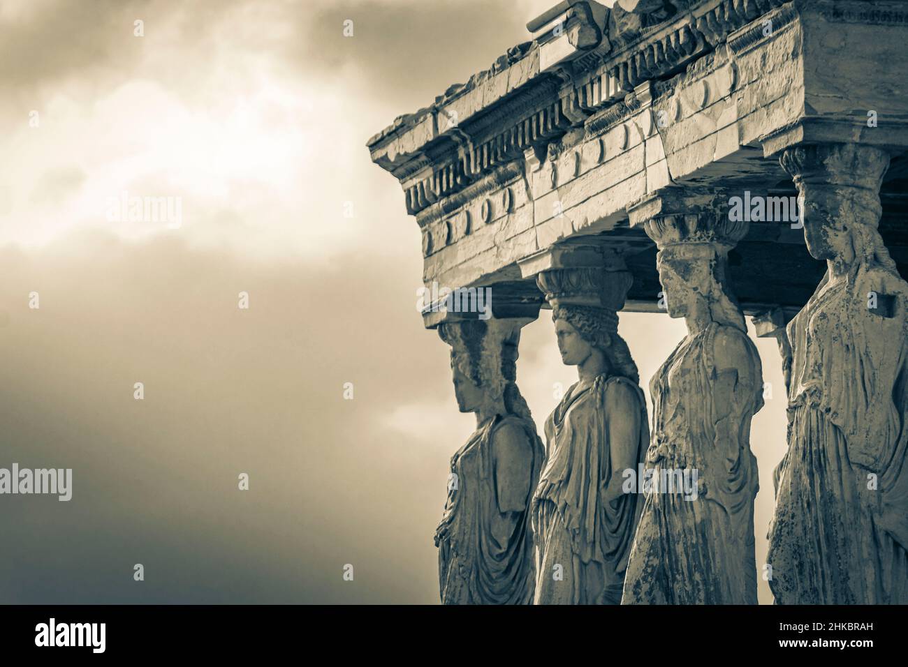 Foto in bianco e nero dei dettagli figure sculture colonne dell'Acropoli di Atene con incredibili e belle rovine Partenone e nuvola blu Foto Stock