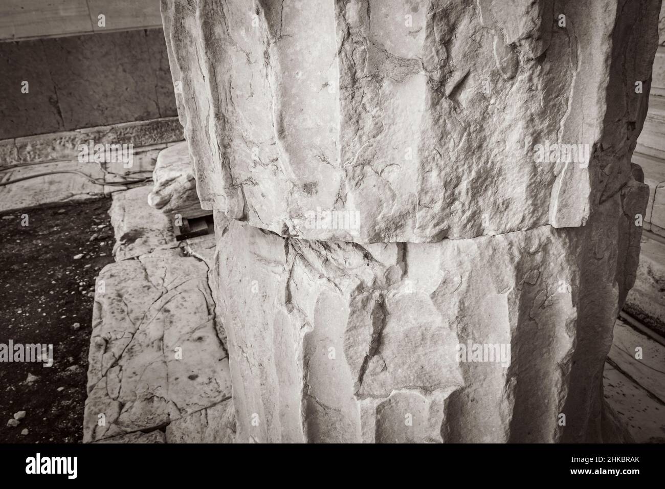 Foto in bianco e nero dei dettagli figure sculture colonne dell'Acropoli di Atene con incredibili e belle rovine Partenone e nuvola blu Foto Stock