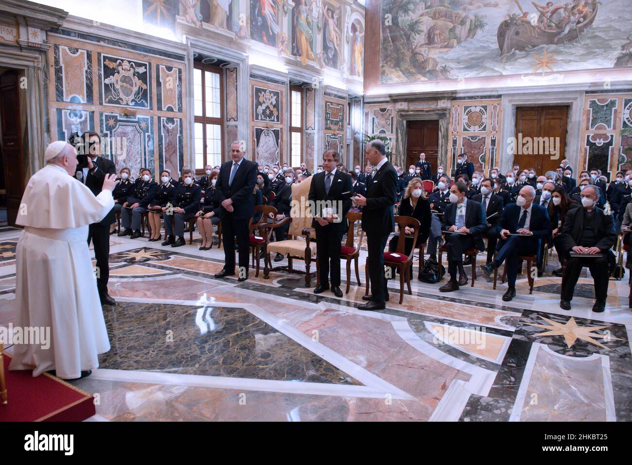 Città del Vaticano, Italien. 03rd Feb 2022. Udienza di Papa Francesco con i responsabili e il personale dell'Ispettorato di pubblica sicurezza con il Capo di polizia Lamberto Giannini in Vaticano, 3th febbraio 2022 AD USO EDITORIALE - Vatican Media/Spaziani. Credit: dpa/Alamy Live News Foto Stock