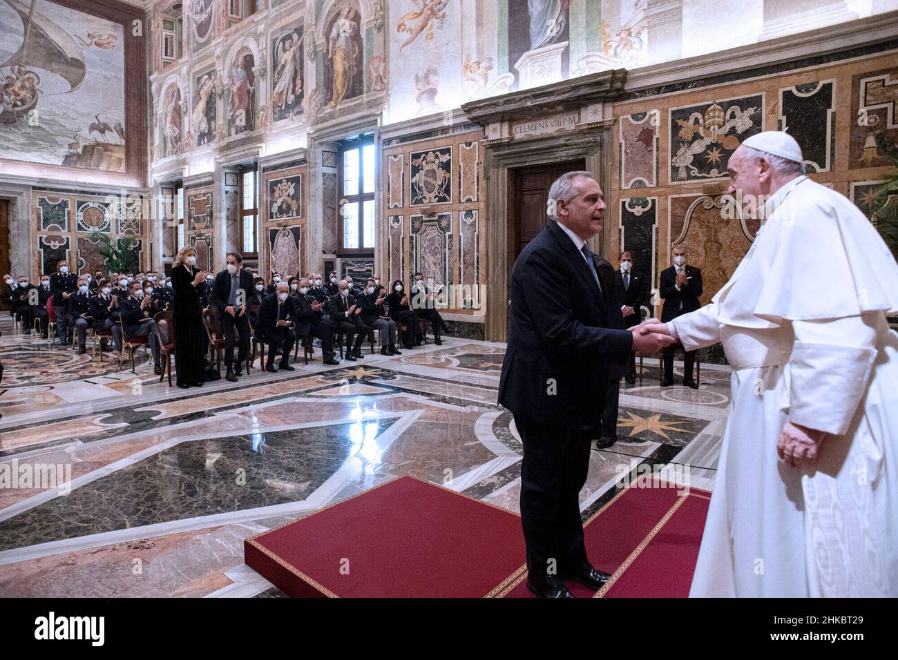 Città del Vaticano, Italien. 03rd Feb 2022. Udienza di Papa Francesco con i responsabili e il personale dell'Ispettorato di pubblica sicurezza con il Capo di polizia Lamberto Giannini in Vaticano, 3th febbraio 2022 AD USO EDITORIALE - Vatican Media/Spaziani. Credit: dpa/Alamy Live News Foto Stock