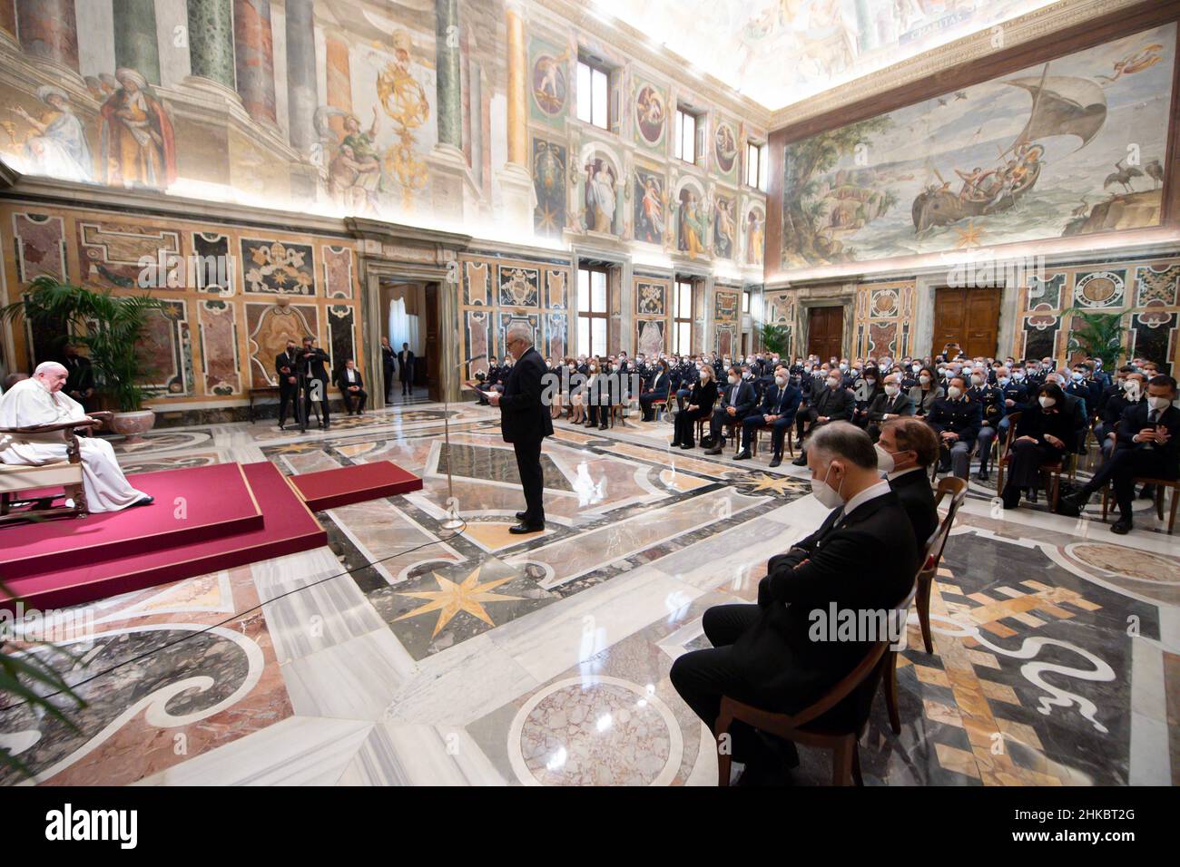 Città del Vaticano, Italien. 03rd Feb 2022. Udienza di Papa Francesco con i responsabili e il personale dell'Ispettorato di pubblica sicurezza con il Capo di polizia Lamberto Giannini in Vaticano, 3th febbraio 2022 AD USO EDITORIALE - Vatican Media/Spaziani. Credit: dpa/Alamy Live News Foto Stock