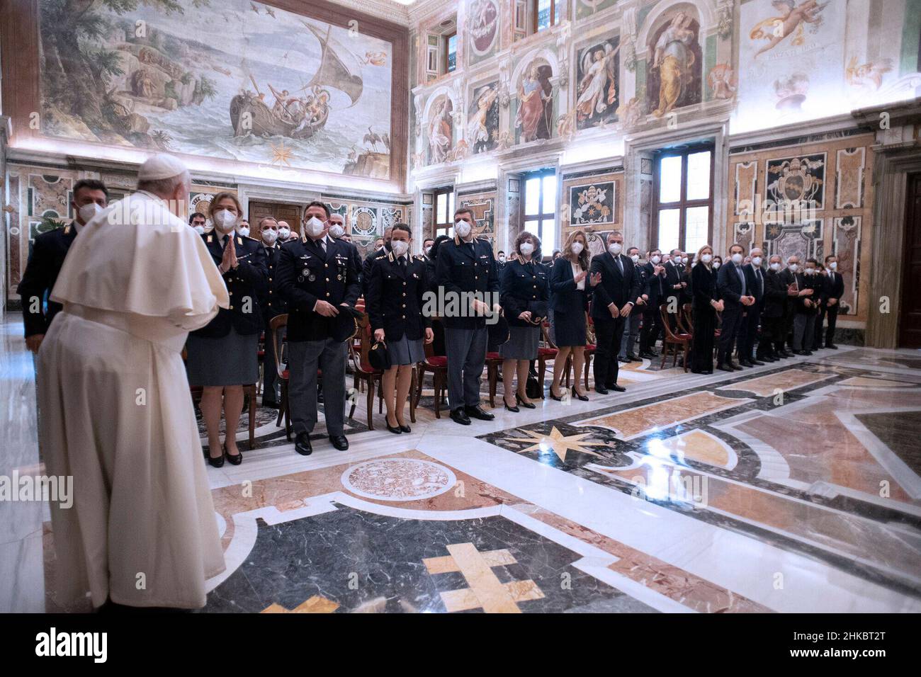 Città del Vaticano, Italien. 03rd Feb 2022. Udienza di Papa Francesco con i responsabili e il personale dell'Ispettorato di pubblica sicurezza con il Capo di polizia Lamberto Giannini in Vaticano, 3th febbraio 2022 AD USO EDITORIALE - Vatican Media/Spaziani. Credit: dpa/Alamy Live News Foto Stock