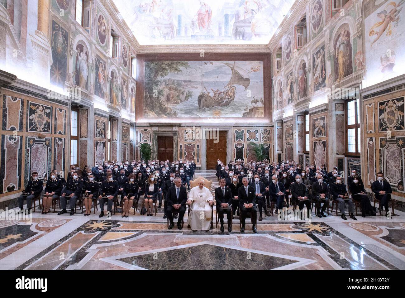Città del Vaticano, Italien. 03rd Feb 2022. Udienza di Papa Francesco con i responsabili e il personale dell'Ispettorato di pubblica sicurezza con il Capo di polizia Lamberto Giannini in Vaticano, 3th febbraio 2022 AD USO EDITORIALE - Vatican Media/Spaziani. Credit: dpa/Alamy Live News Foto Stock