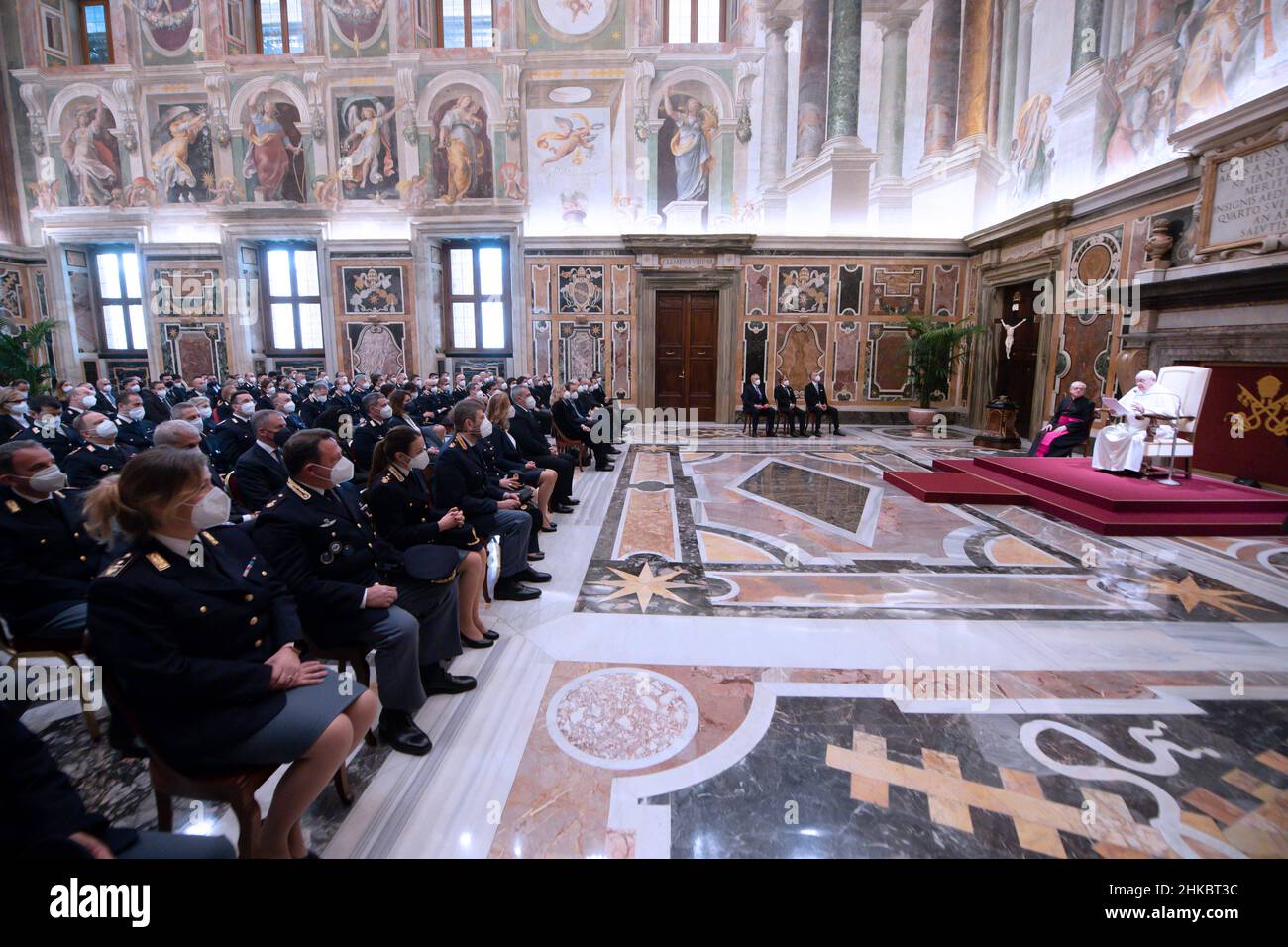 Città del Vaticano, Italien. 03rd Feb 2022. Udienza di Papa Francesco con i responsabili e il personale dell'Ispettorato di pubblica sicurezza con il Capo di polizia Lamberto Giannini in Vaticano, 3th febbraio 2022 AD USO EDITORIALE - Vatican Media/Spaziani. Credit: dpa/Alamy Live News Foto Stock