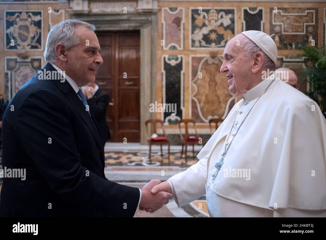 Città del Vaticano, Italien. 03rd Feb 2022. Udienza di Papa Francesco con i responsabili e il personale dell'Ispettorato di pubblica sicurezza con il Capo di polizia Lamberto Giannini in Vaticano, 3th febbraio 2022 AD USO EDITORIALE - Vatican Media/Spaziani. Credit: dpa/Alamy Live News Foto Stock