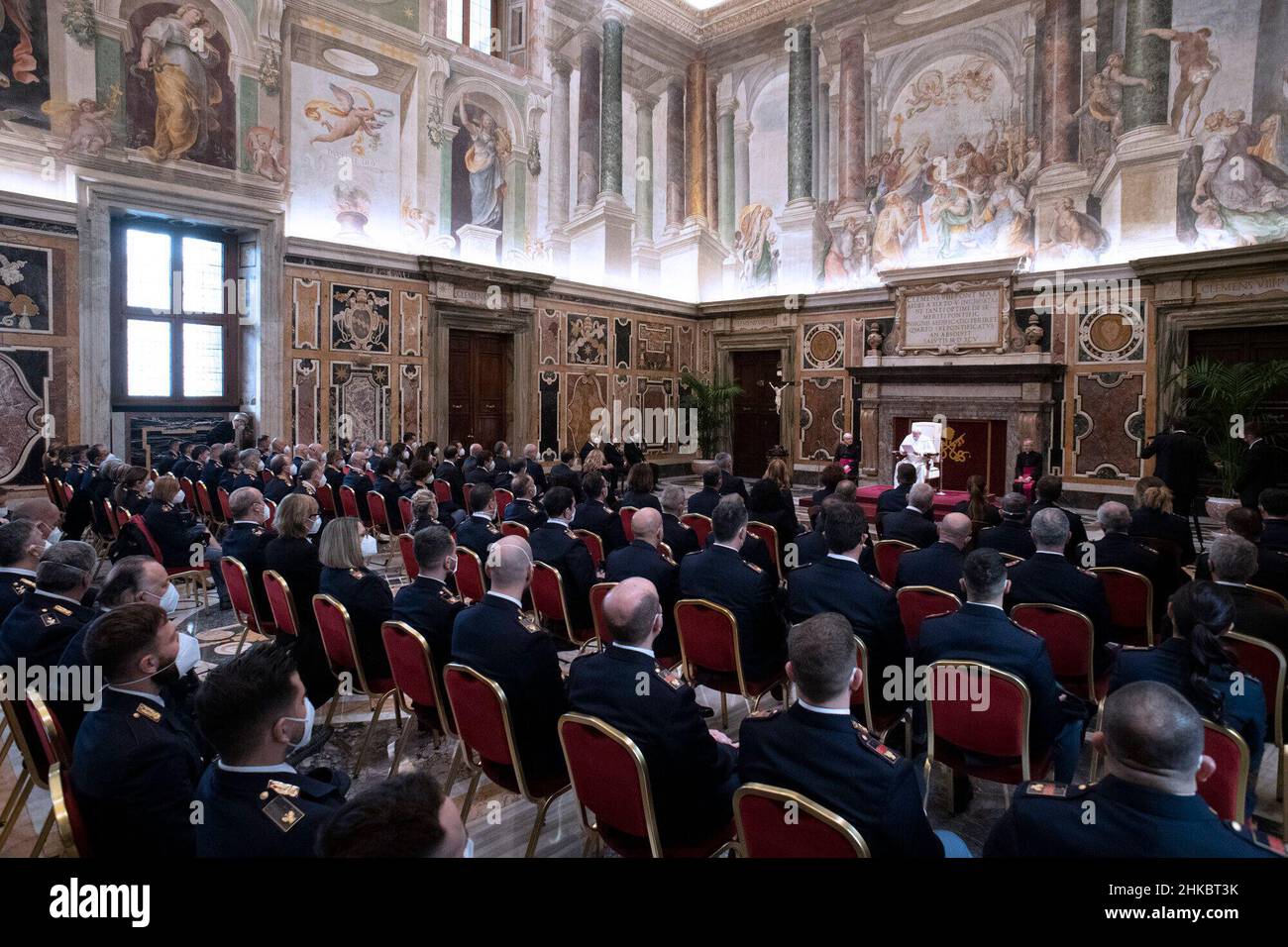 Città del Vaticano, Italien. 03rd Feb 2022. Udienza di Papa Francesco con i responsabili e il personale dell'Ispettorato di pubblica sicurezza con il Capo di polizia Lamberto Giannini in Vaticano, 3th febbraio 2022 AD USO EDITORIALE - Vatican Media/Spaziani. Credit: dpa/Alamy Live News Foto Stock