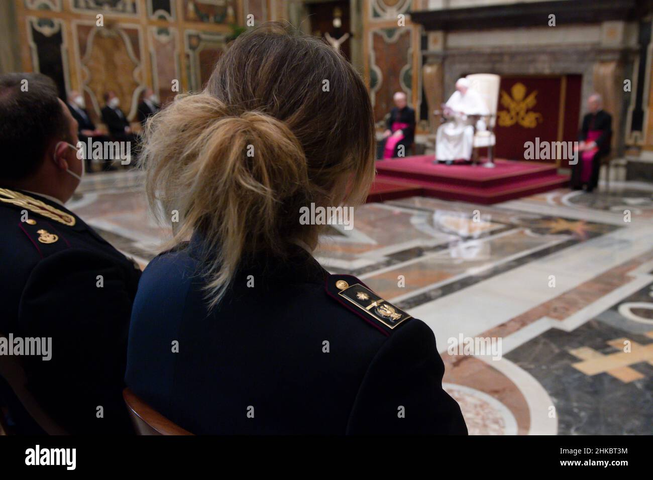 Città del Vaticano, Italien. 03rd Feb 2022. Udienza di Papa Francesco con i responsabili e il personale dell'Ispettorato di pubblica sicurezza con il Capo di polizia Lamberto Giannini in Vaticano, 3th febbraio 2022 AD USO EDITORIALE - Vatican Media/Spaziani. Credit: dpa/Alamy Live News Foto Stock