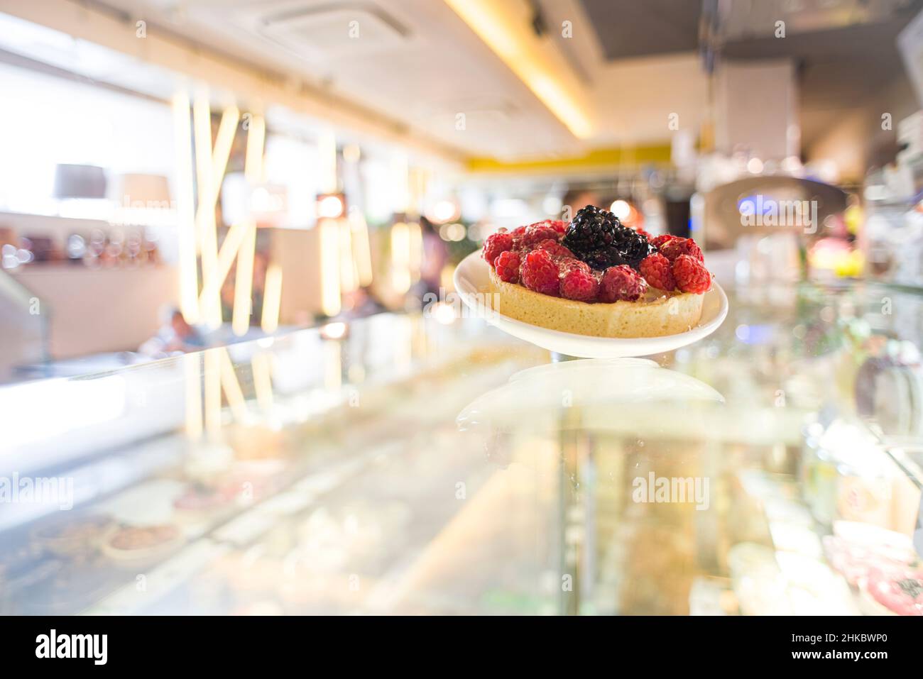 Una crostata con mascarpone, lampone e mora Foto Stock